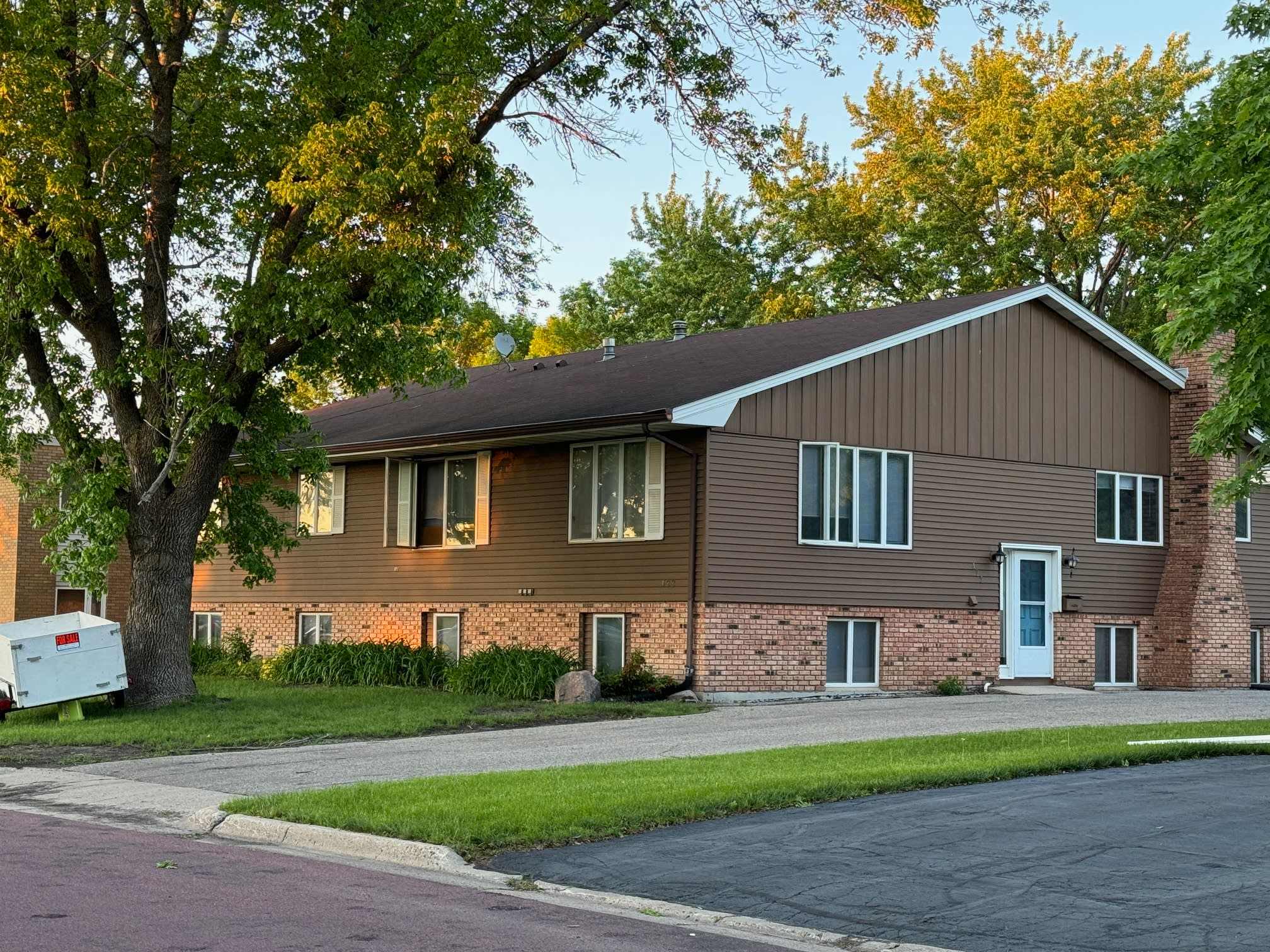 426 Commodore Dr – photo 1 of 15