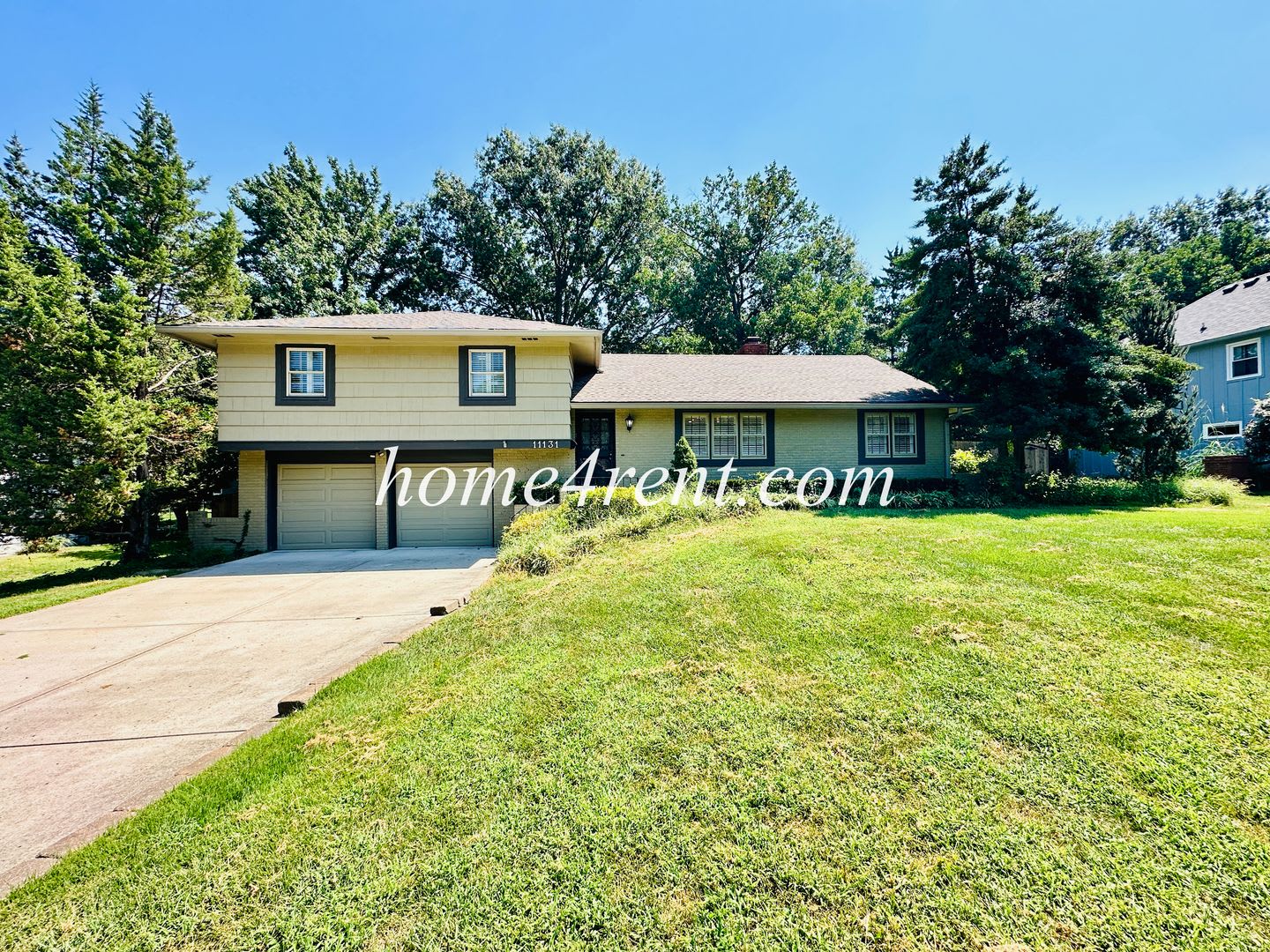Gorgeous Home In South Kc Featuring An Updated Kitchen Multiple Living Spaces Wood Floors And A Fenced Yard – photo 1