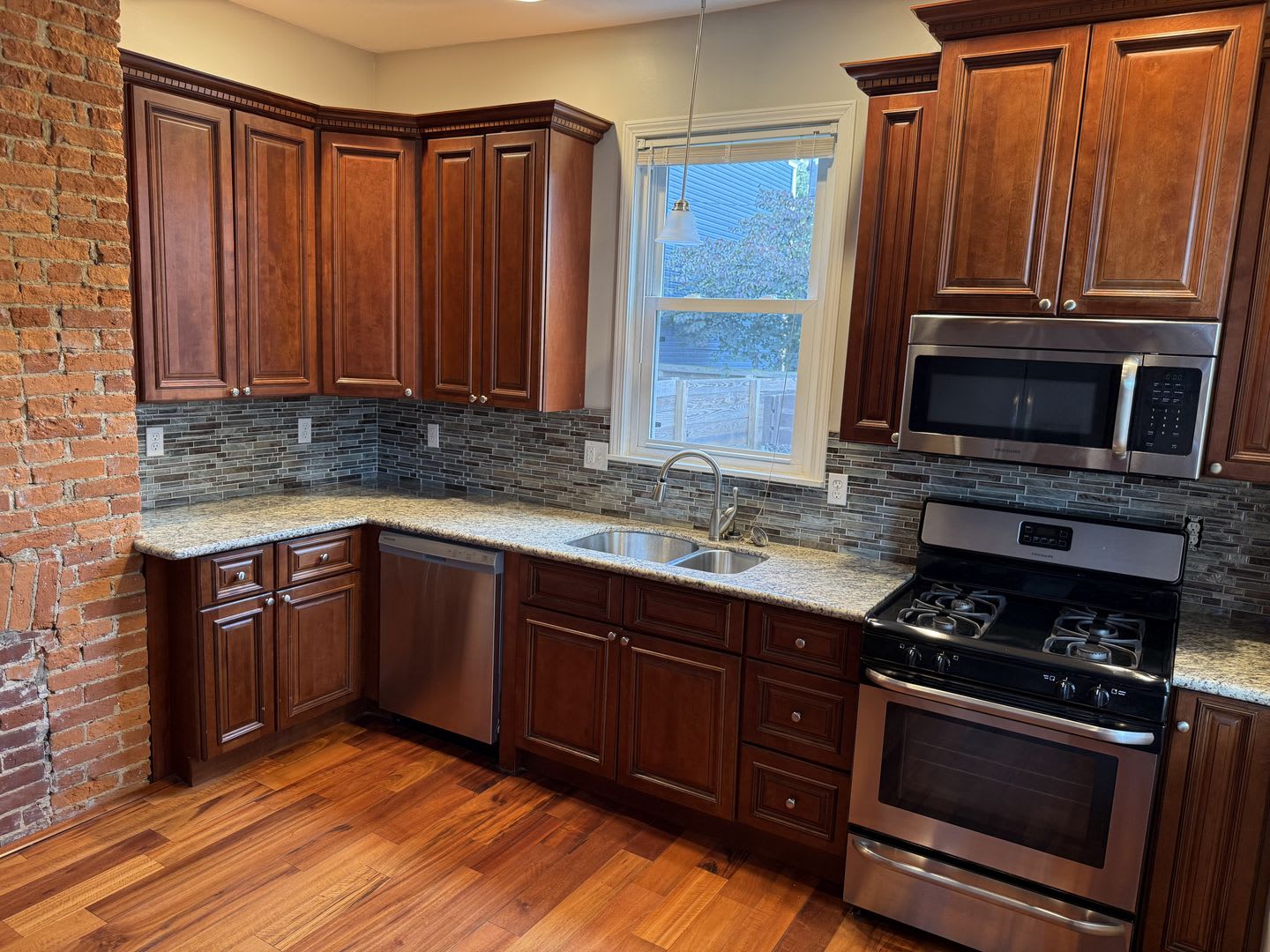 2 Bedroom, 1 Bath Townhome in trendy Lawrenceville. Convenient! – photo 1