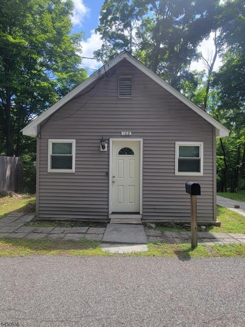 108 Magee Rd – photo 1 of 10