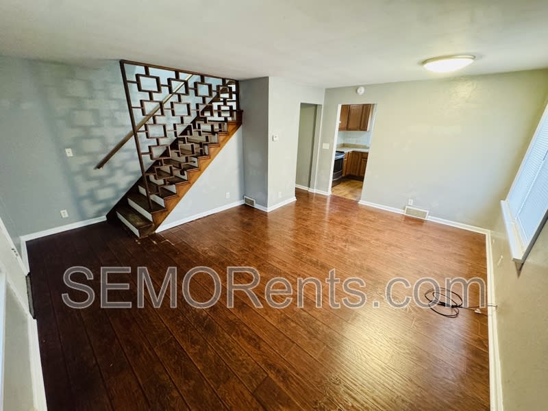 301 South Spring Street – photo 1