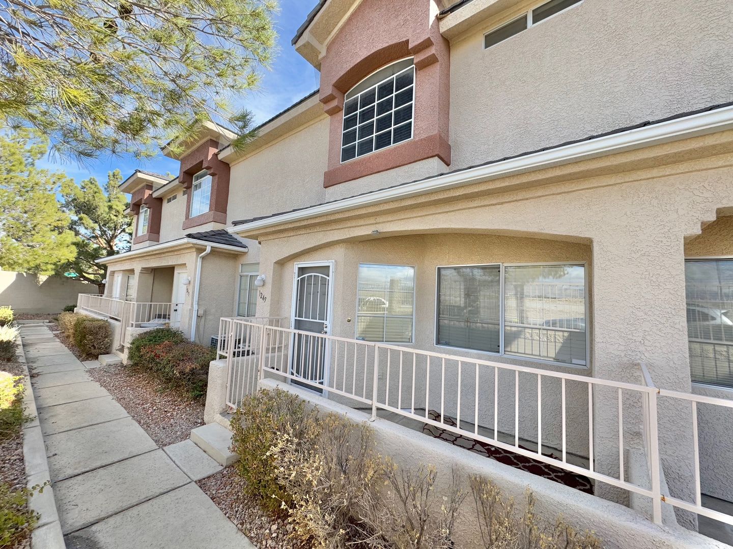 Super Summer Special 500 Off First Month S Rent Beautiful 2 Bedroom Townhome With 2 Car Garage In Gated Community Near Summerlin – photo 1