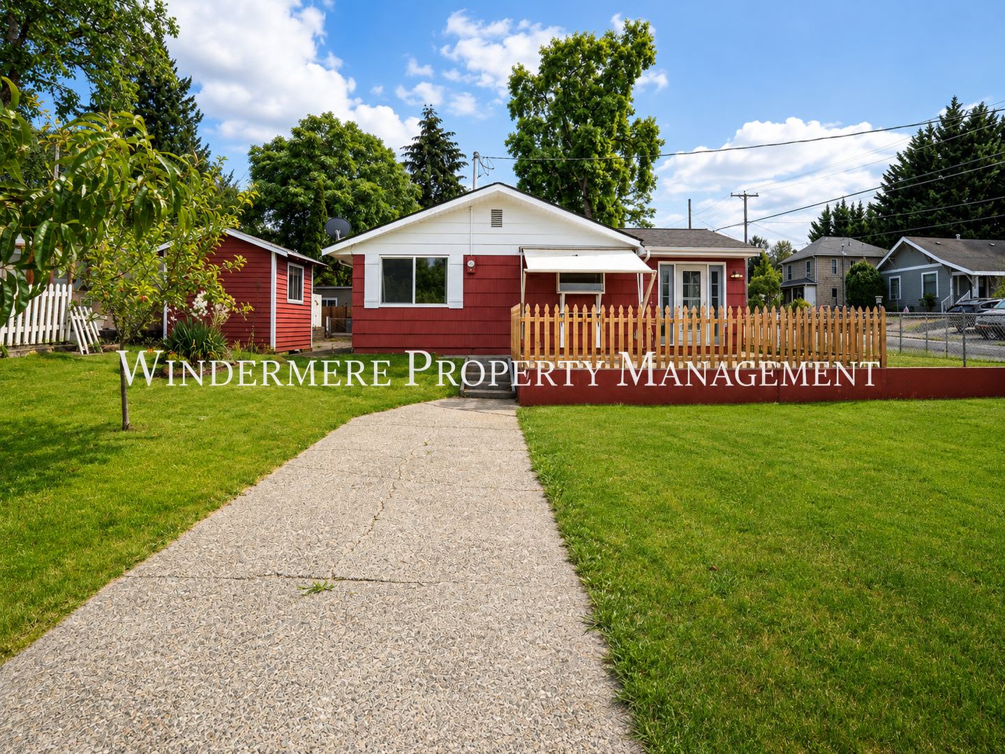 Three Bed Rambler on large fenced corner lot with patio – photo 1