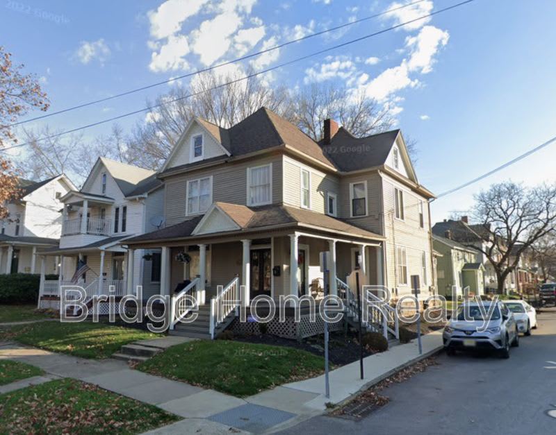 401 N McKean St – photo 1 of 17