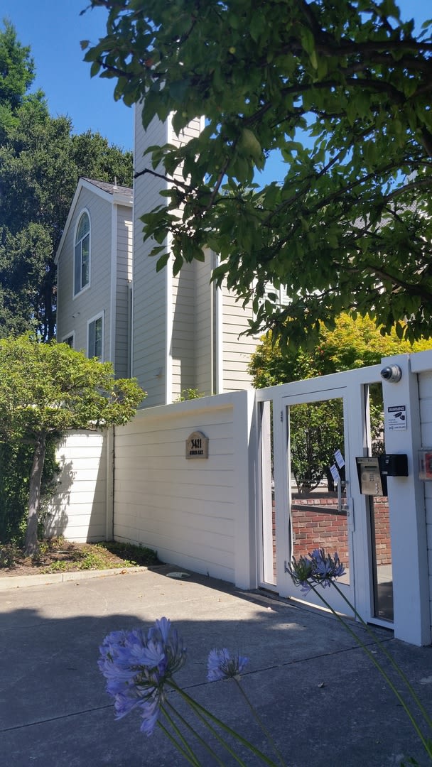 Beautiful Spacious Condo In Excellent Location – photo 1 of 23