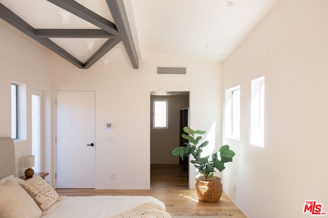 8870 Wonderland Avenue – photo 1