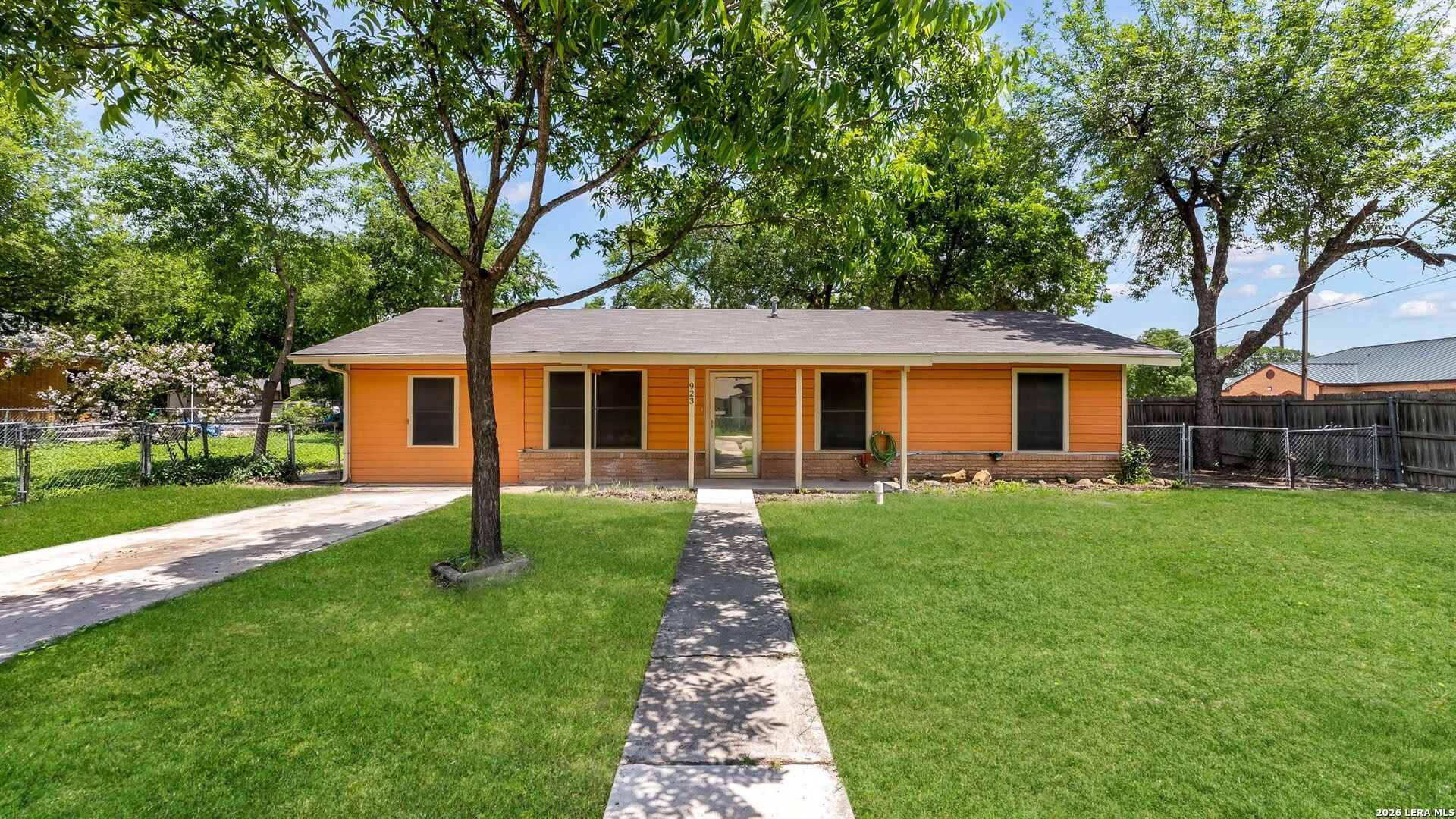 923 Whitman – photo 1