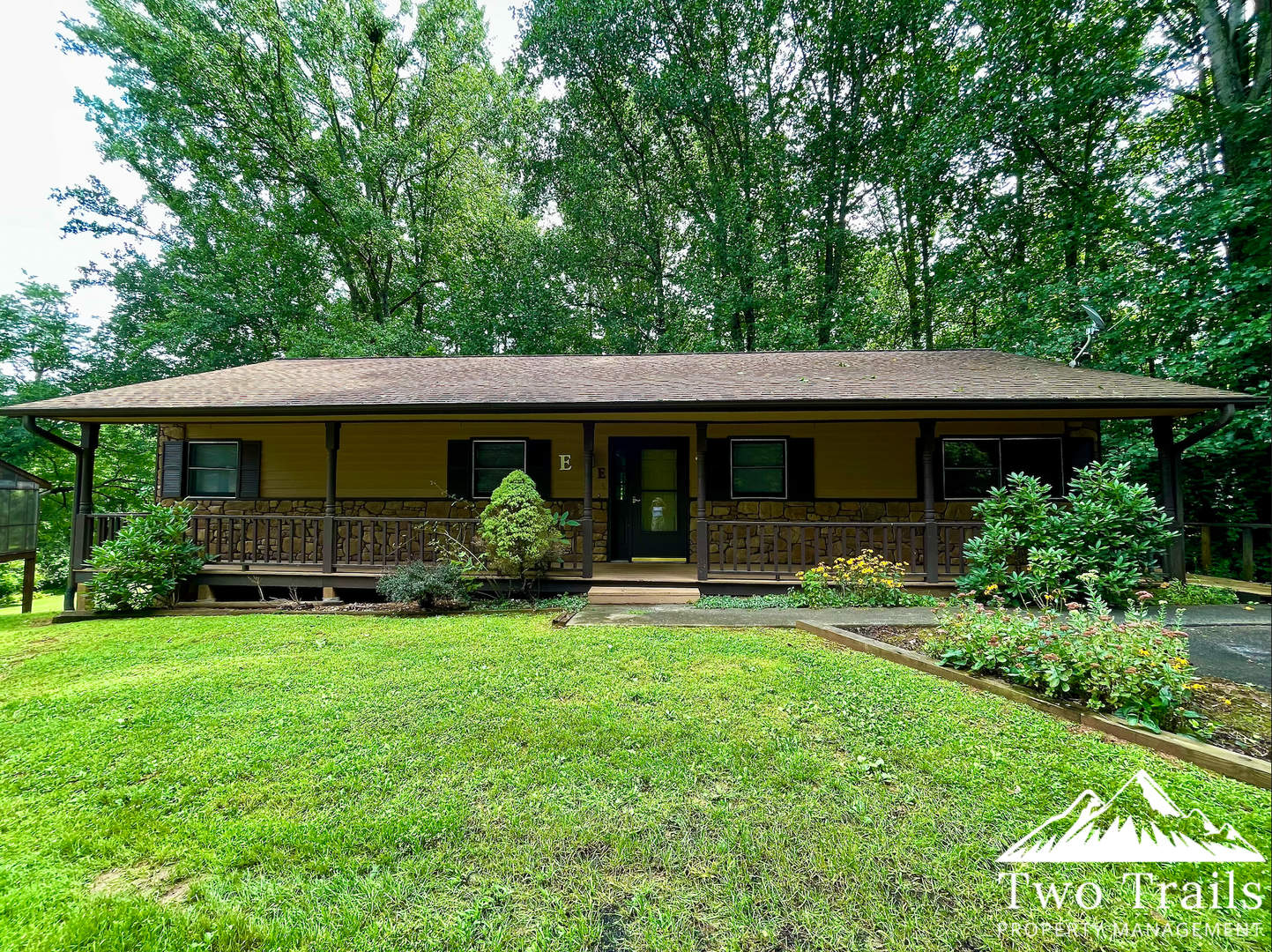 SECLUDED WOODLAND RETREAT IN ETOWAH – photo 1 of 18