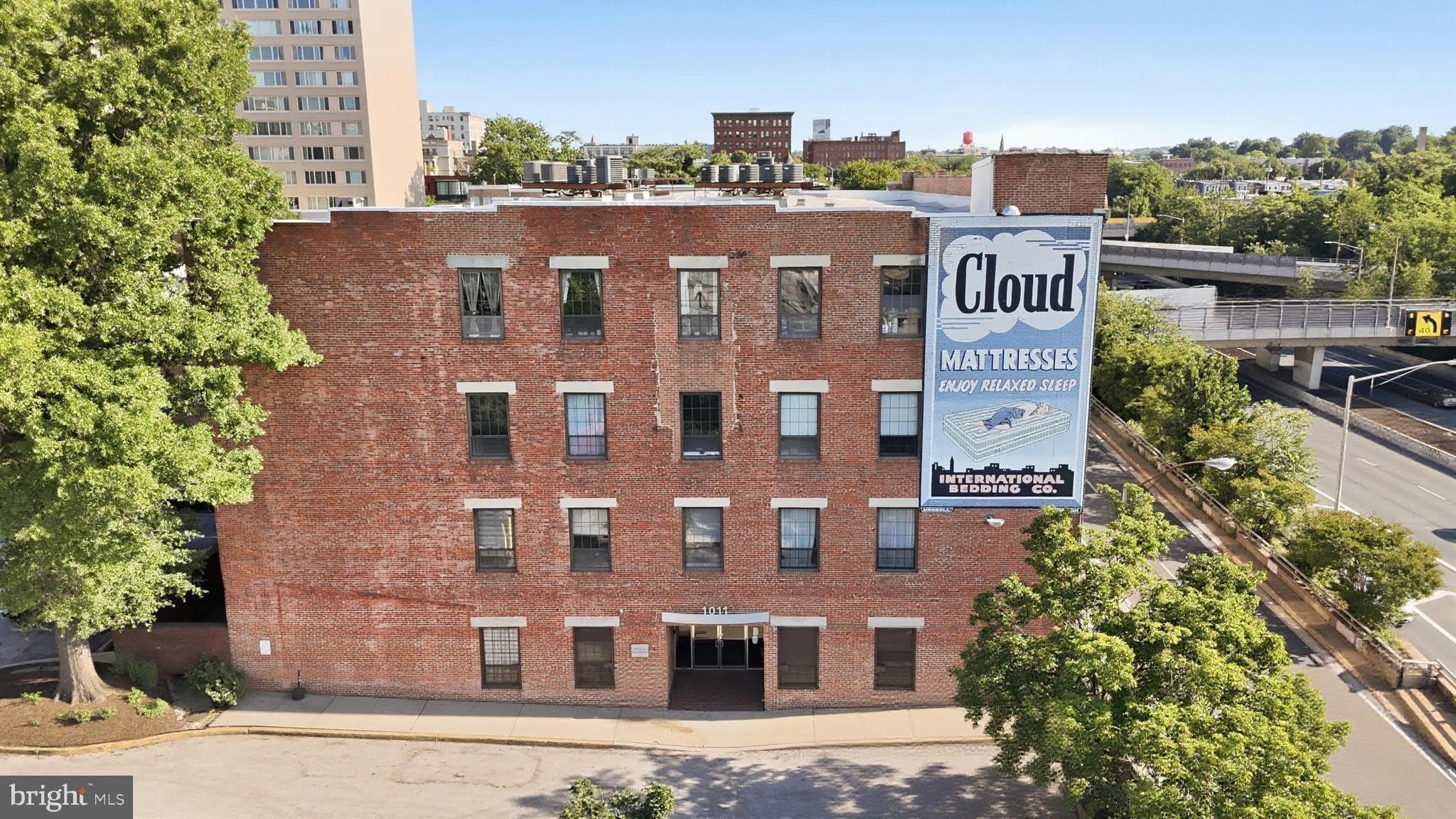 1011 HUNTER Street – photo 1