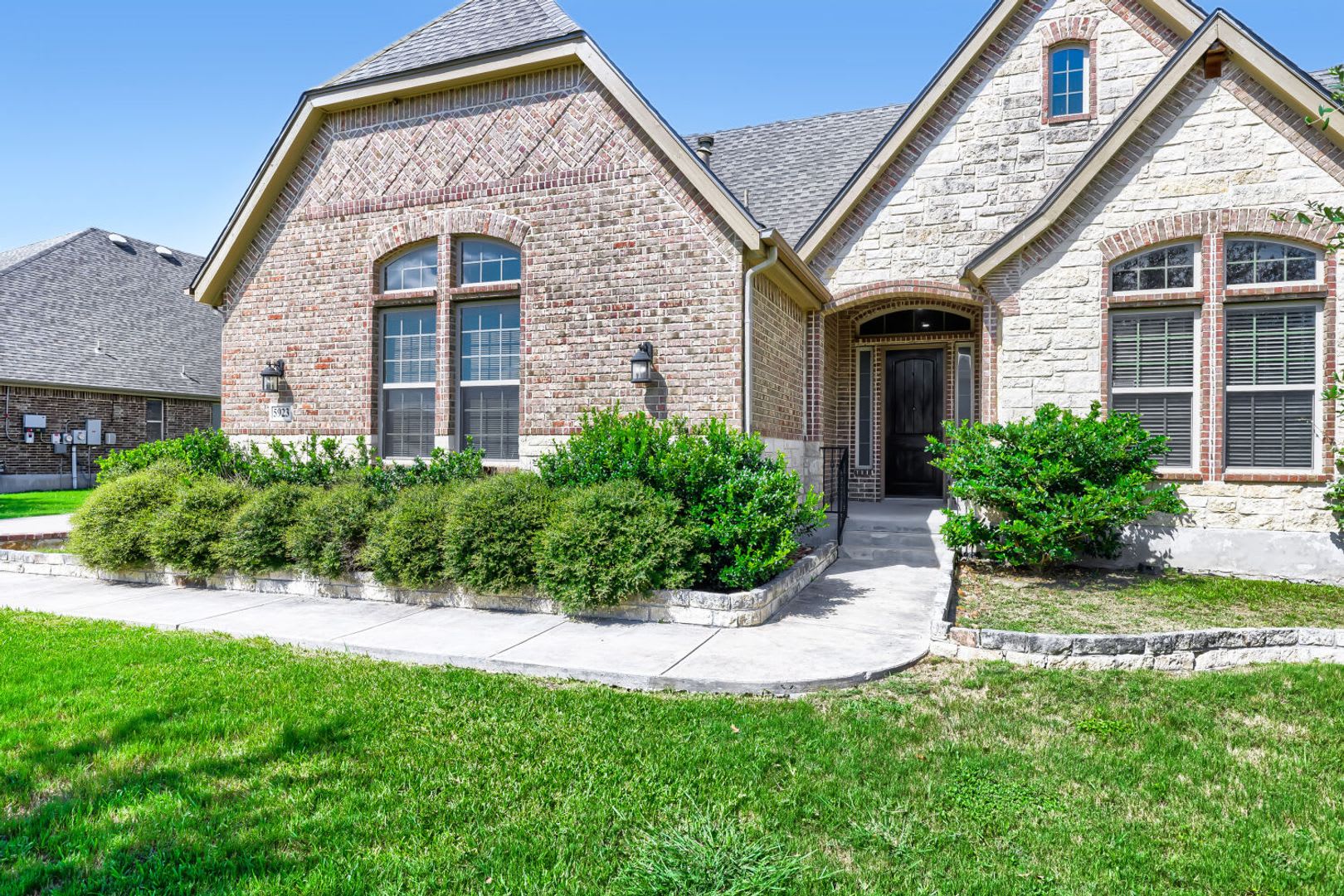 Luxury 4-Bedroom Home with Chef's Kitchen & Outdoor Living – photo 1
