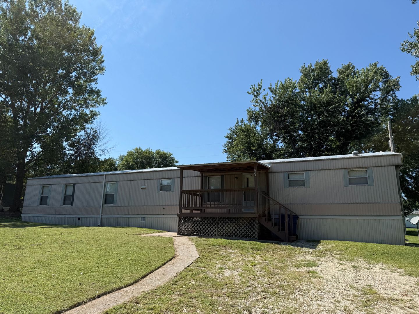 4 bedroom 2 Bathroom Mobile Home close to Marshall Field – photo 1 of 18
