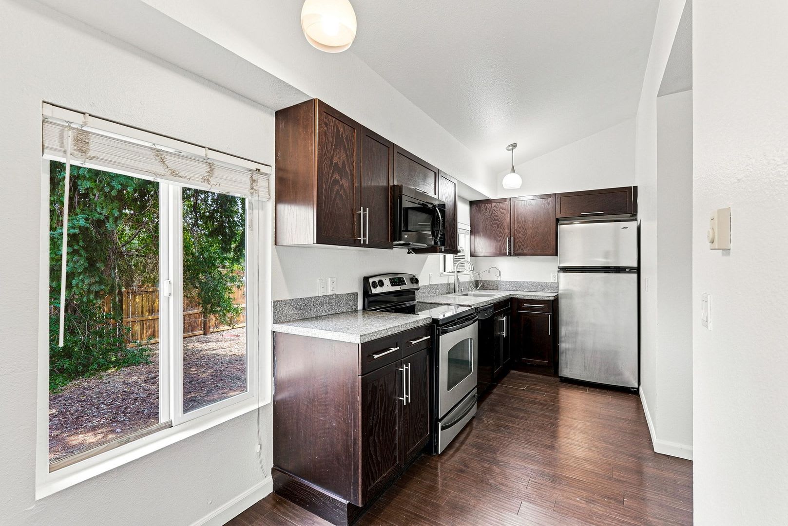2 Bed, 1 bath Available! – photo 1