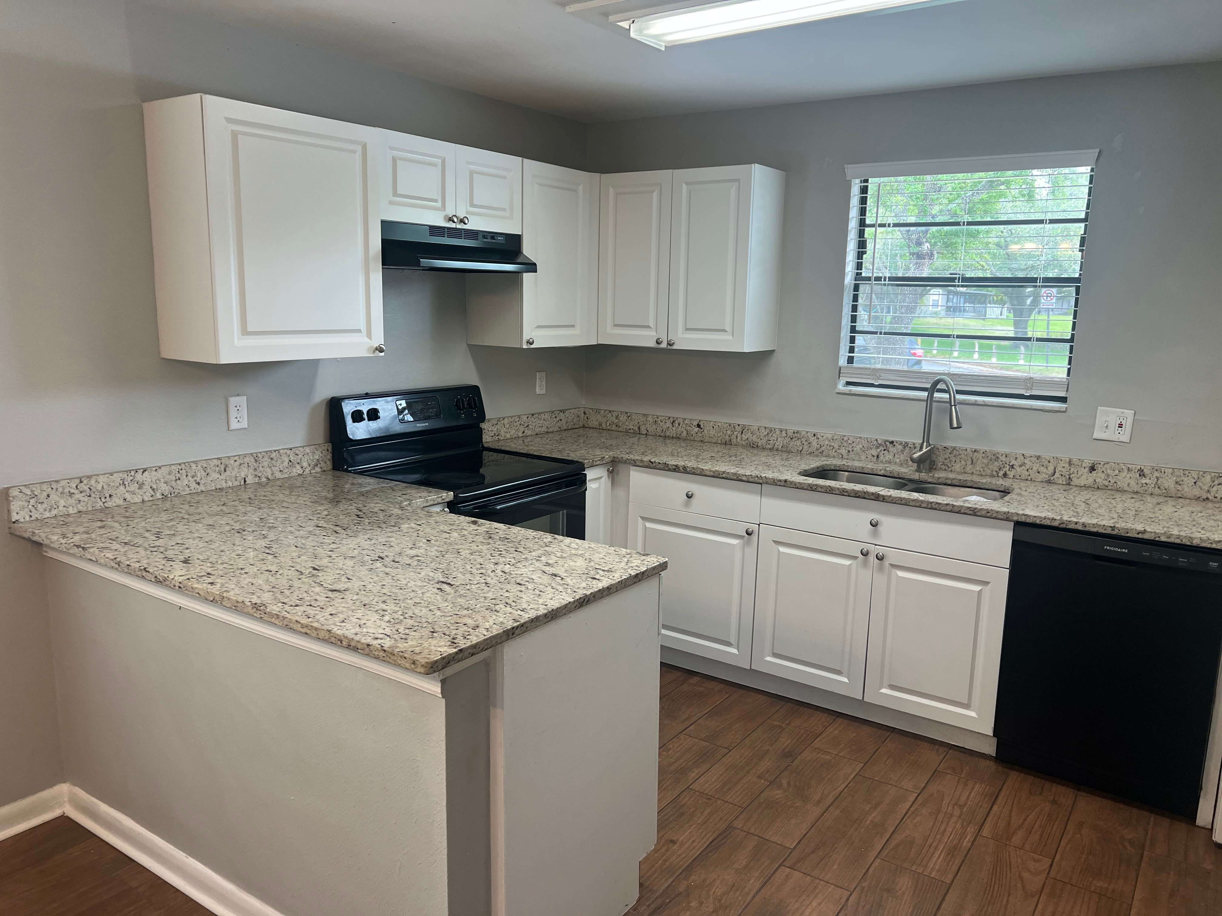 10101 Lake Oak Cir – photo 1