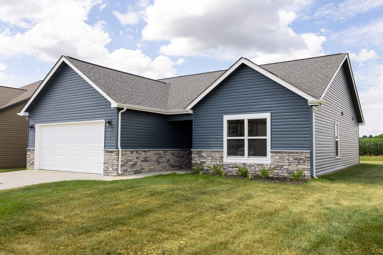 Contemporary Ranch-Style Home with Stainless Steel Appliances & Spacious Open Living – photo 1