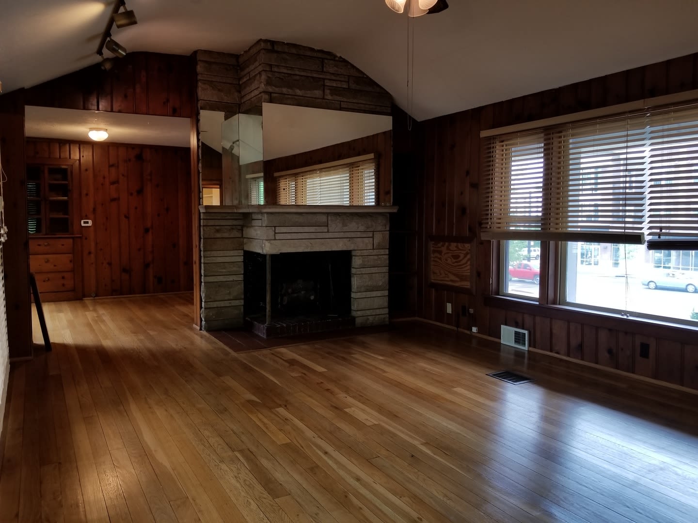 Charming 3 Bed 2 Bath Home! *2027* – photo 1