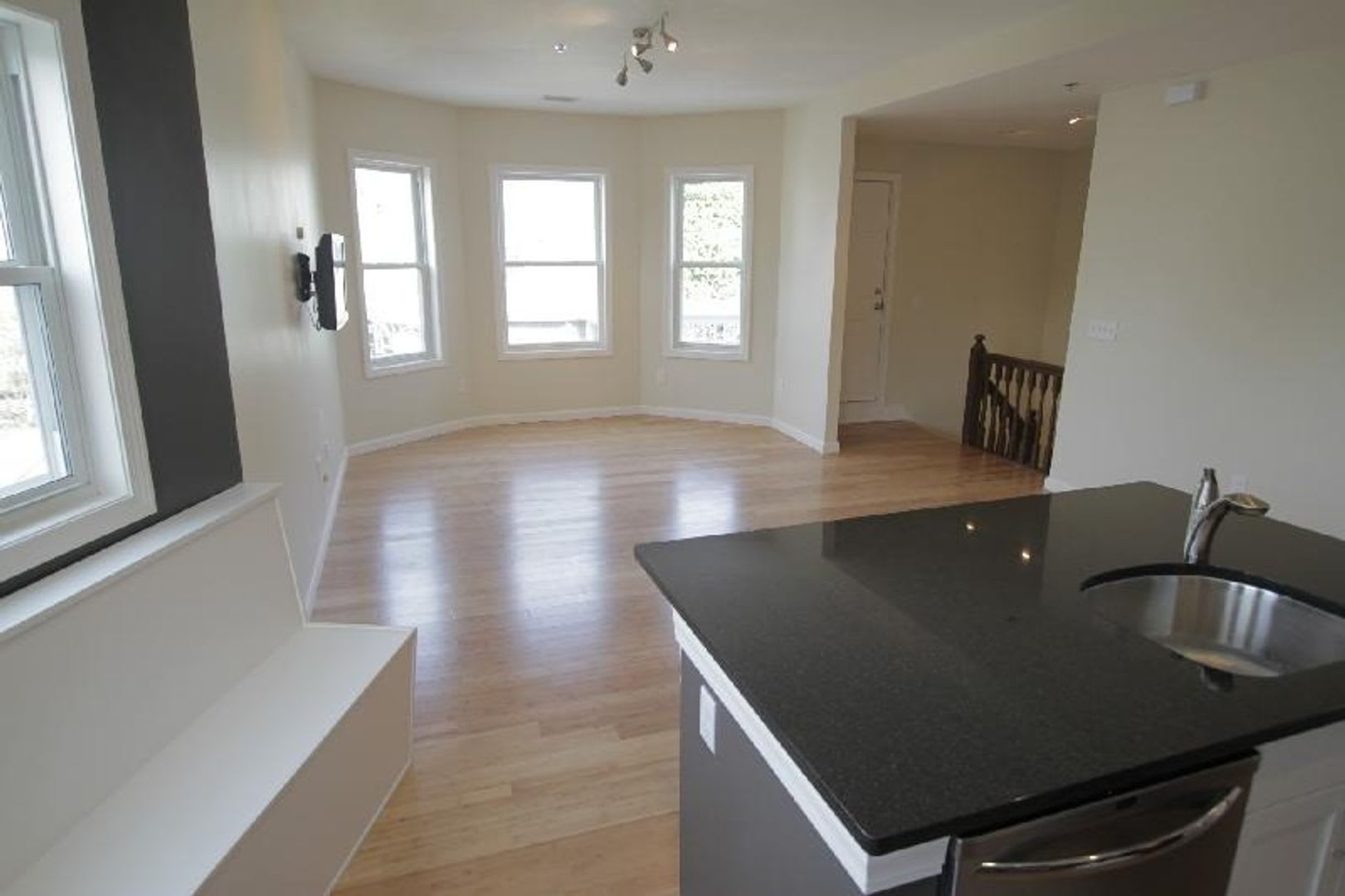 Unique BU Apartment – photo 1