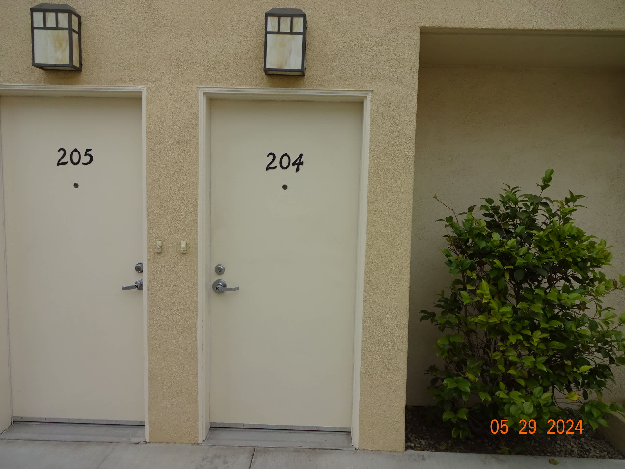 585 W Harvard Blvd – photo 1 of 11