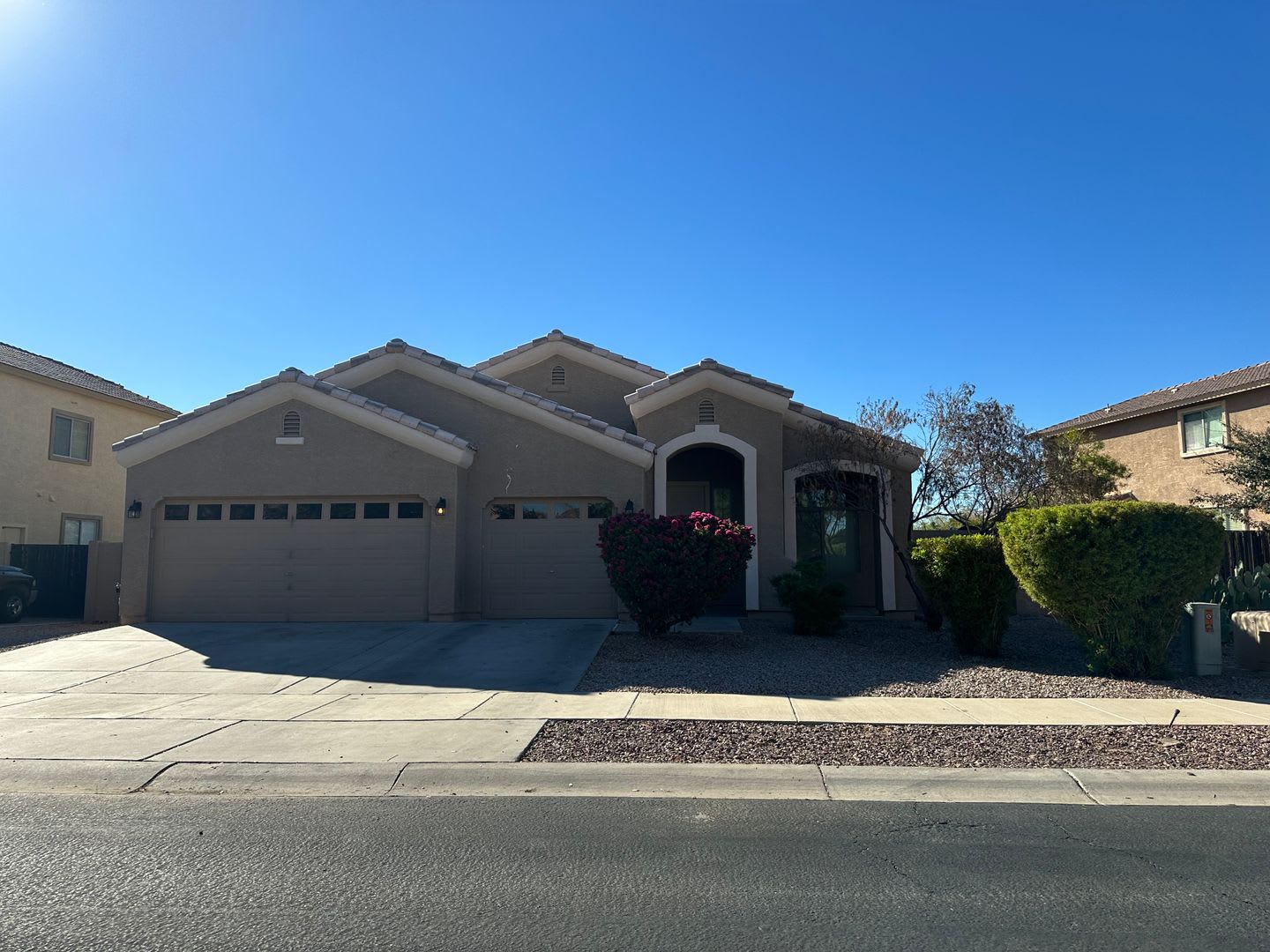 4 bedroom with 3 car garage in Surprise – photo 1