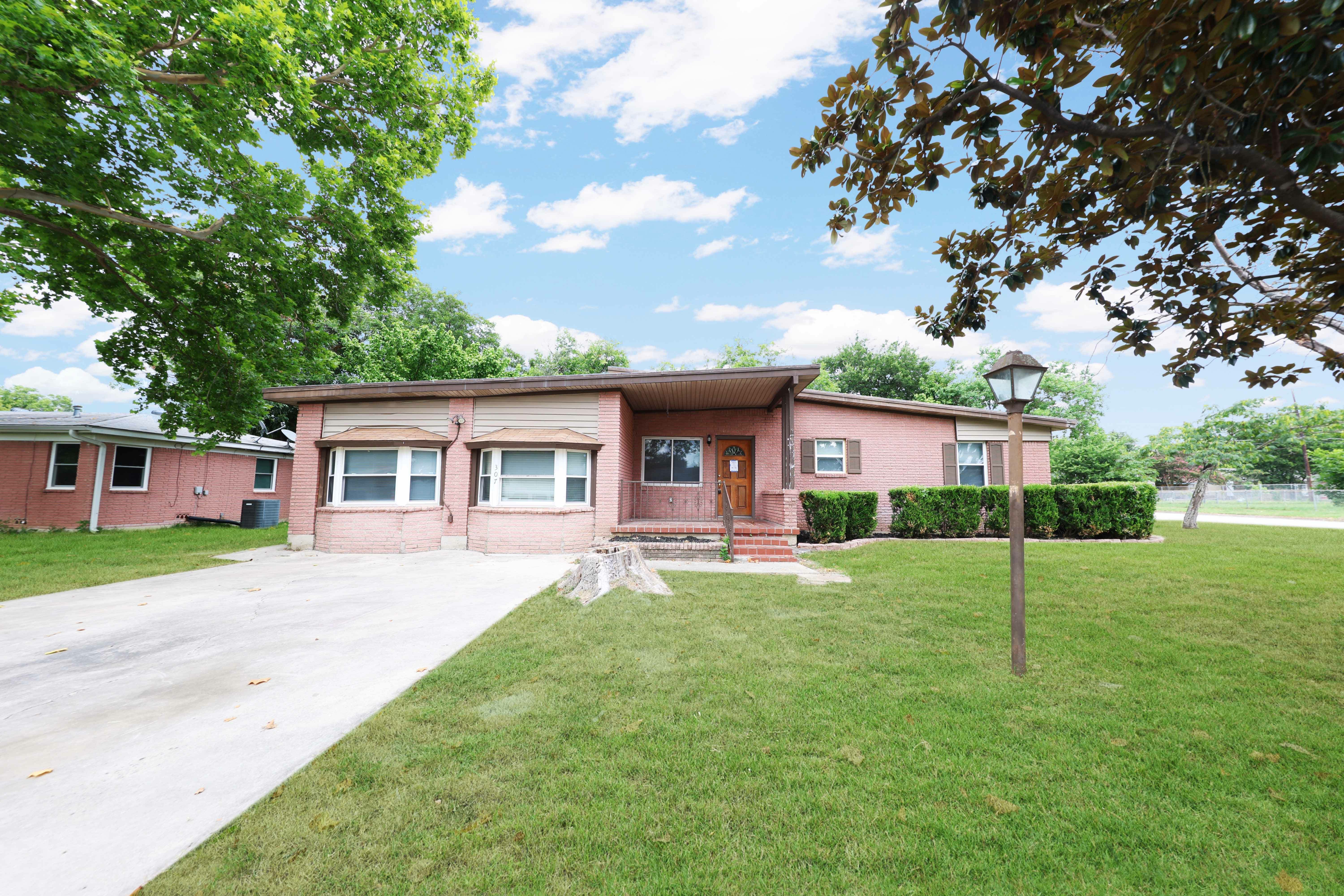 307 Oak St – photo 1 of 26
