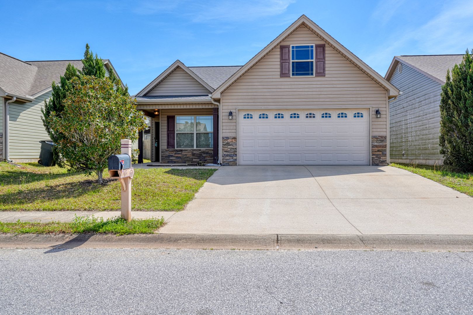 Beautiful 3Br 2Ba Home With Fenced Yard Community Pool – photo 1 of 239