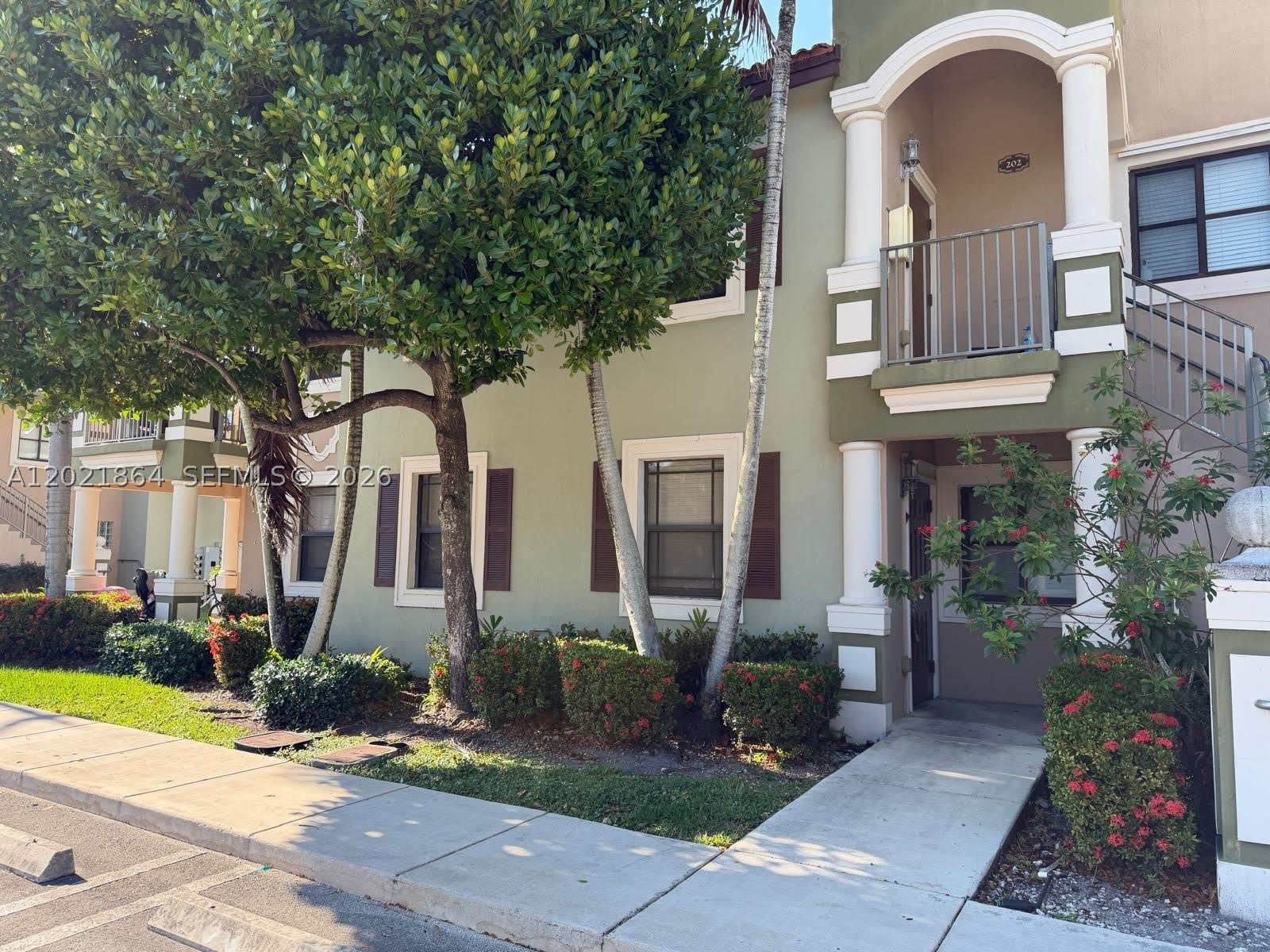3585 NE 5th St – photo 1 of 17