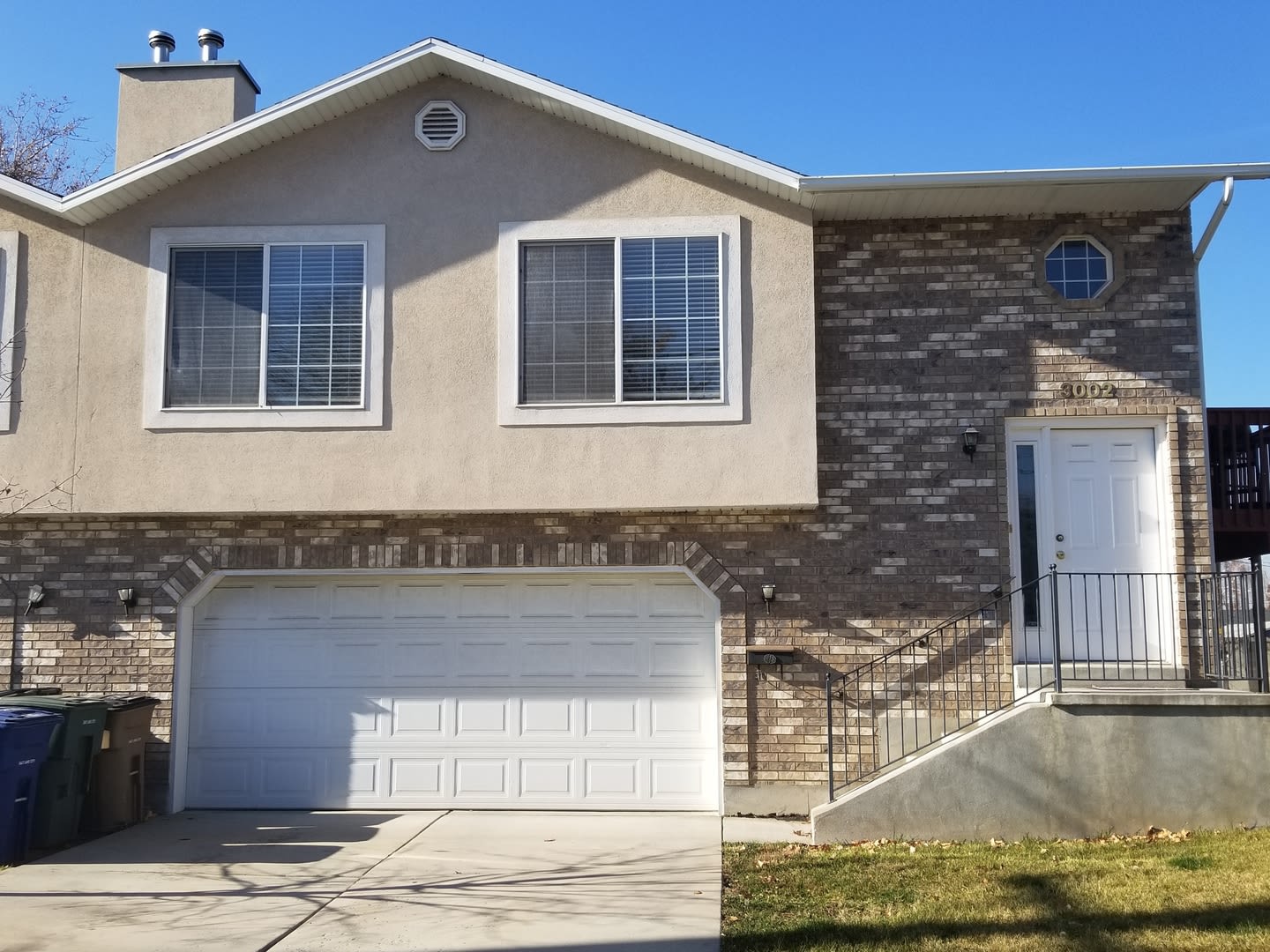 Spacious Split-Level Townhome, 2BR/2BA, 2-Car Garage – photo 1