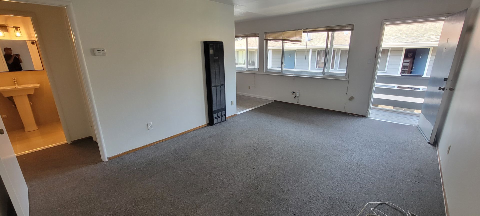 Clean, quiet 2 bed 1 bath, freshly painted with new appliances – photo 1