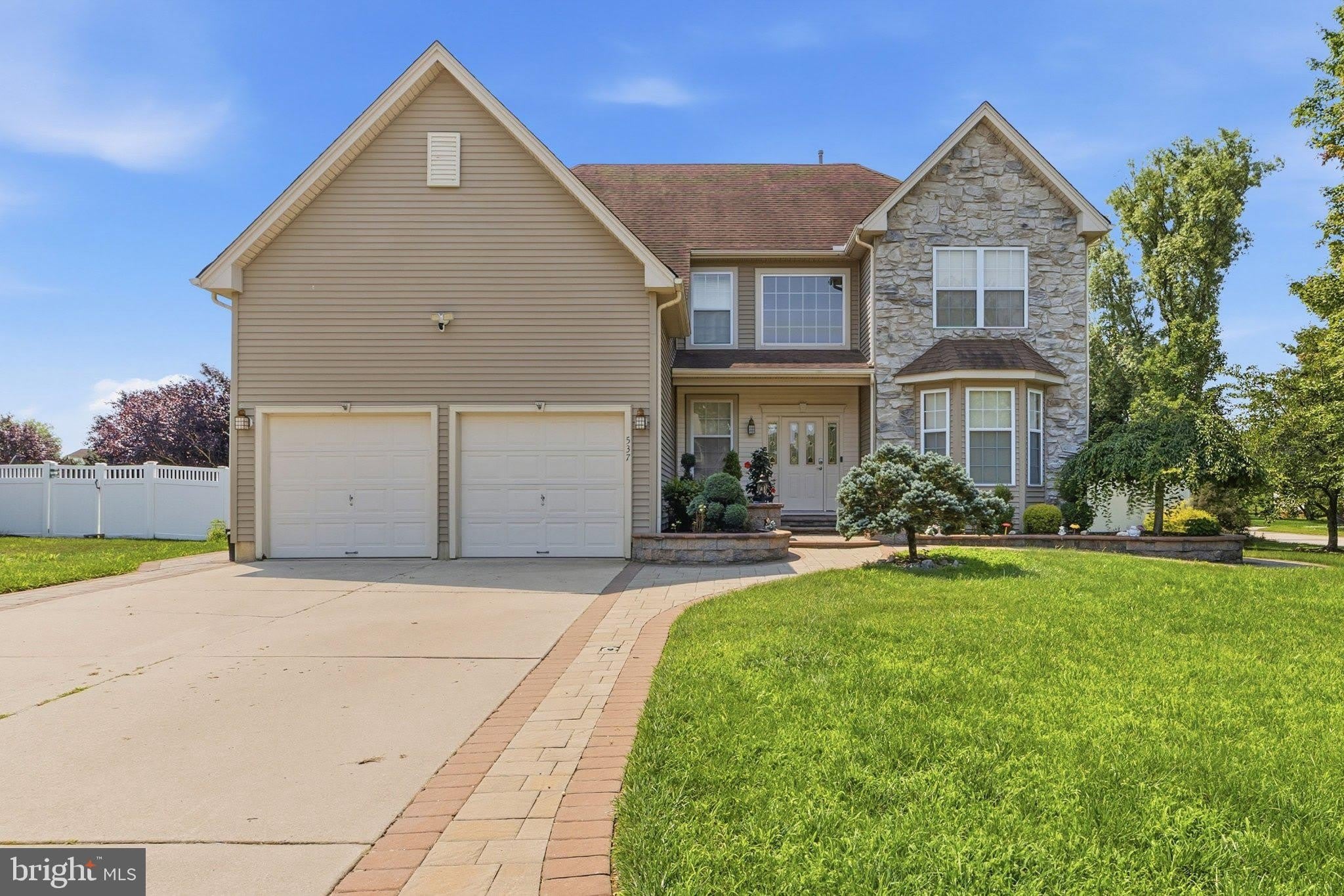 537 RIGGS Avenue – photo 1 of 32