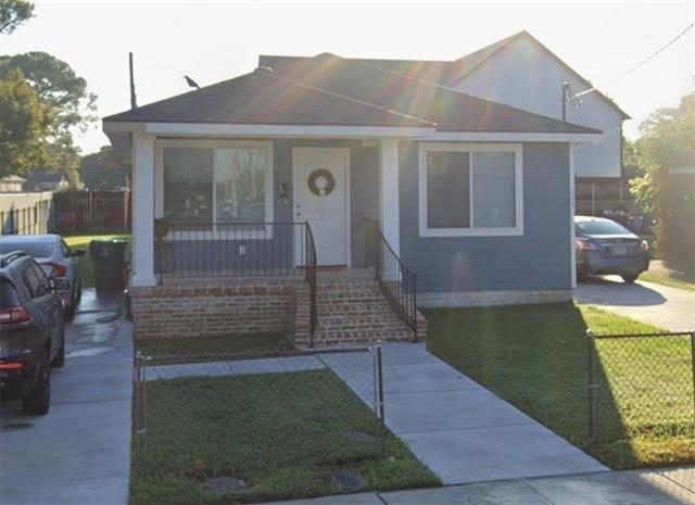 715 N WOODLAWN Avenue – photo 1 of 10
