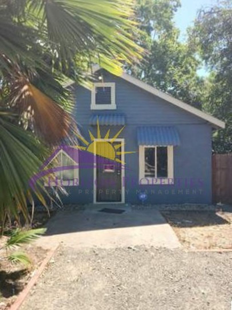Remodeled 3 Bed 2 Bath 1 050 Sq Ft Oak Park Home – photo 1