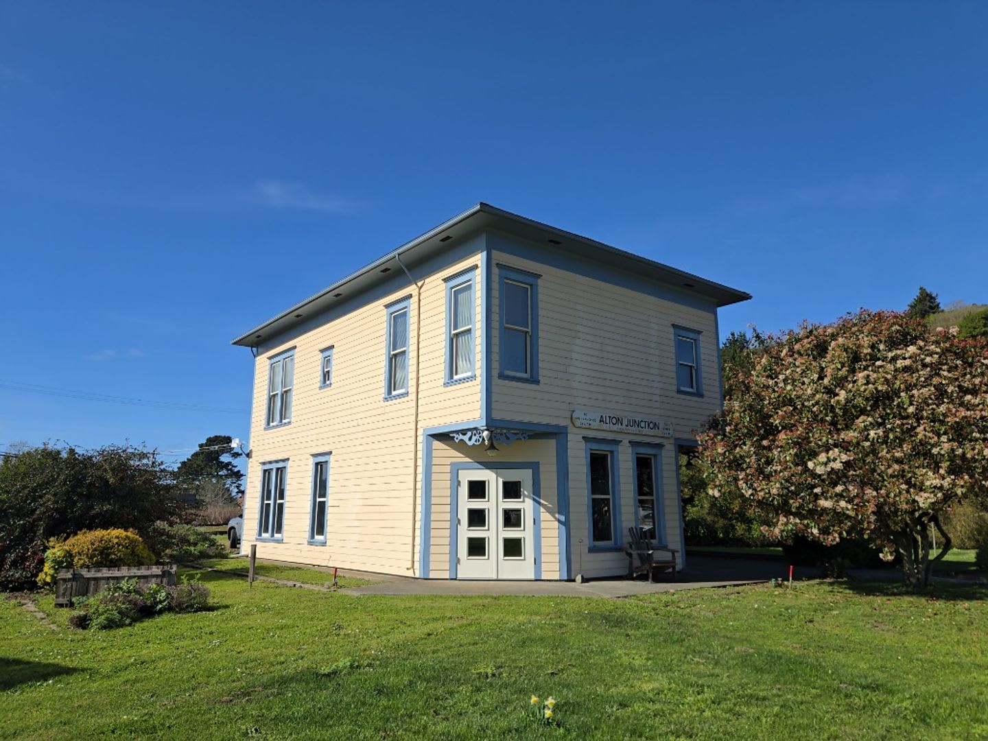 Distinctive Alton home offers charming living opportunity! – photo 1 of 27
