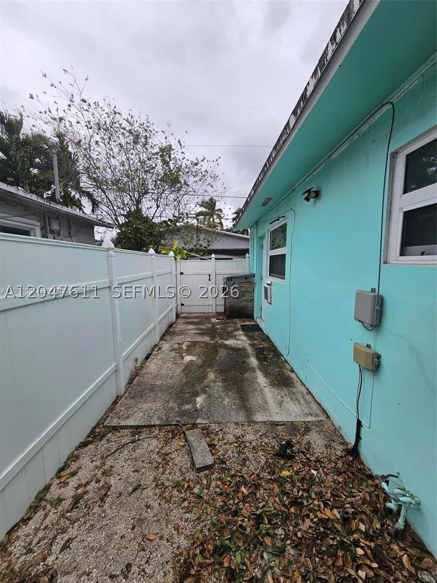 917 SW 16th St – photo 1 of 5