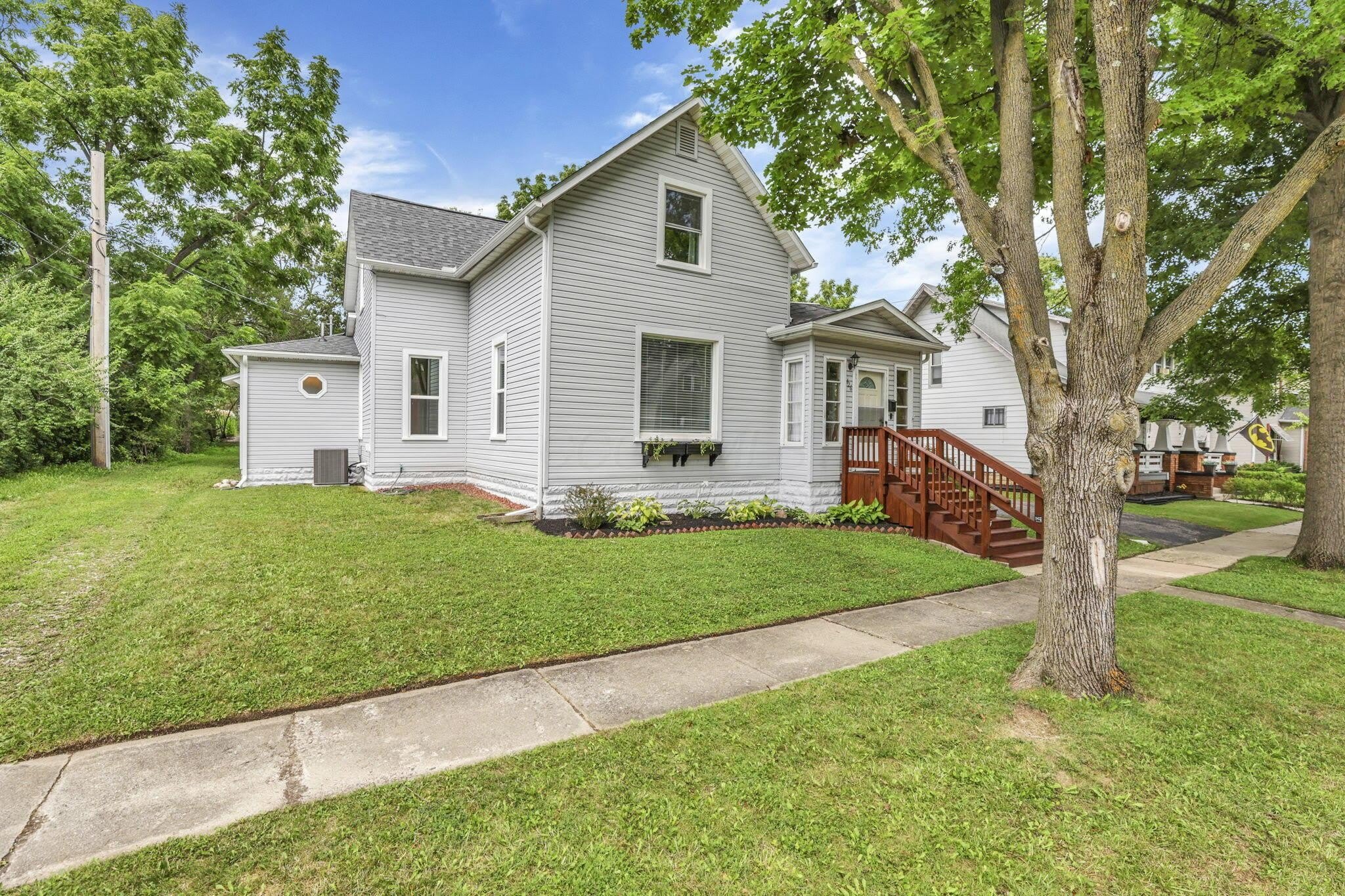 426 W 6th Street – photo 1