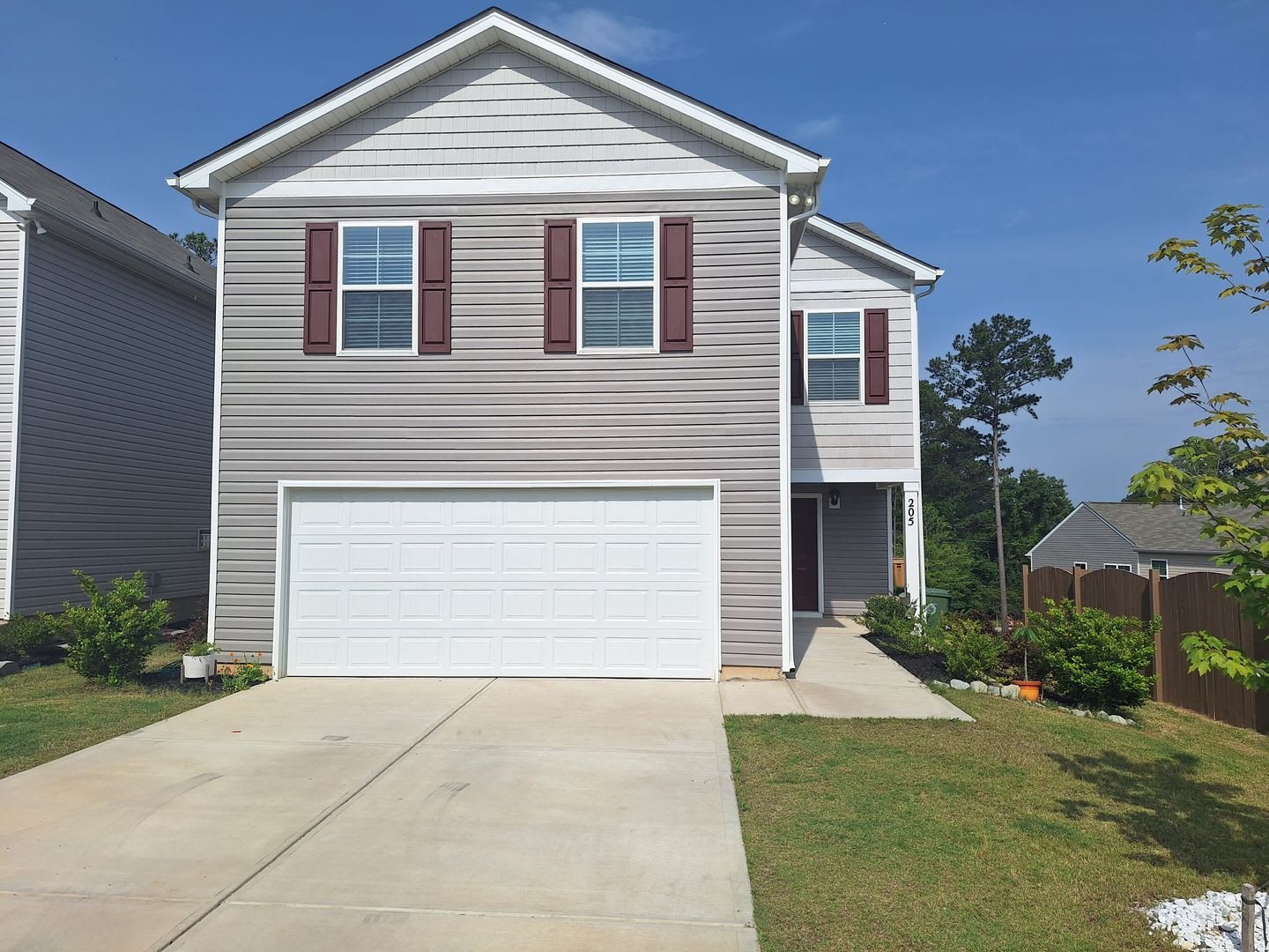 Lovely Four Bedroom Home Approximately 5 Minutes Away From Gate Ft Jackson And 30 Minutes From Shaw Air Force Base – photo 1