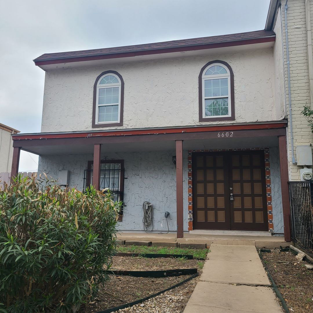 Spacious 2 BR/2.5 bath townhome near the Medical Center w/a fenced in yard! – photo 1