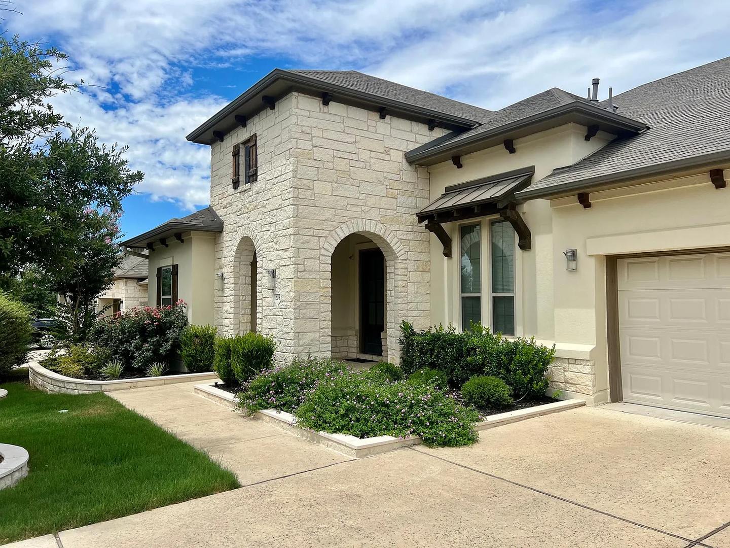 Find your Georgetown Dream at this Beautiful 3-Bedroom 2.5-Bathroom House!!!! – photo 1