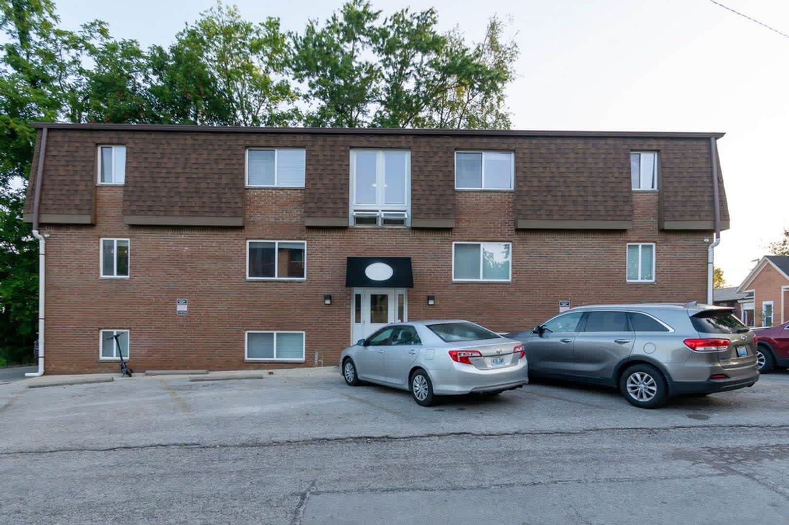 Maple Leaf-Minutes from Law/Optometry School!! – photo 1