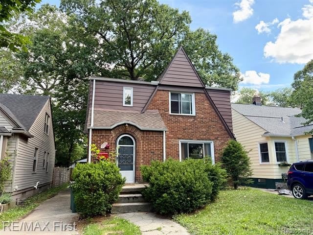 383 W Chesterfield Street – photo 1 of 8