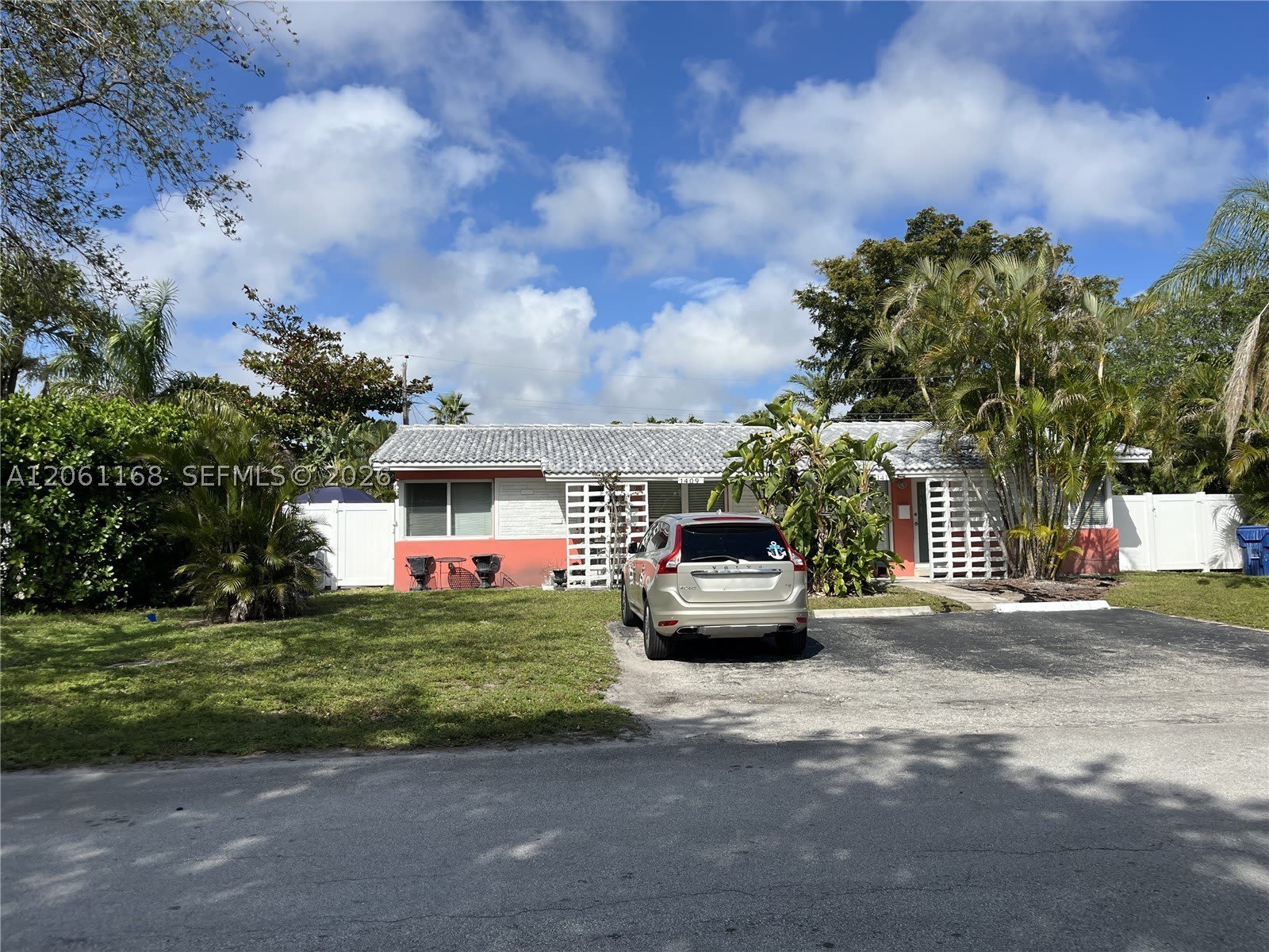 1409 NE 21st St – photo 1 of 4