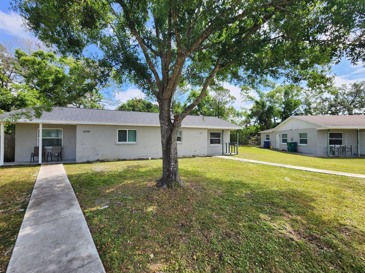 Renovated 3 Bedroom 2 Bath Lawn Care And Trash Included Minutes From Super Target And Publix – photo 1
