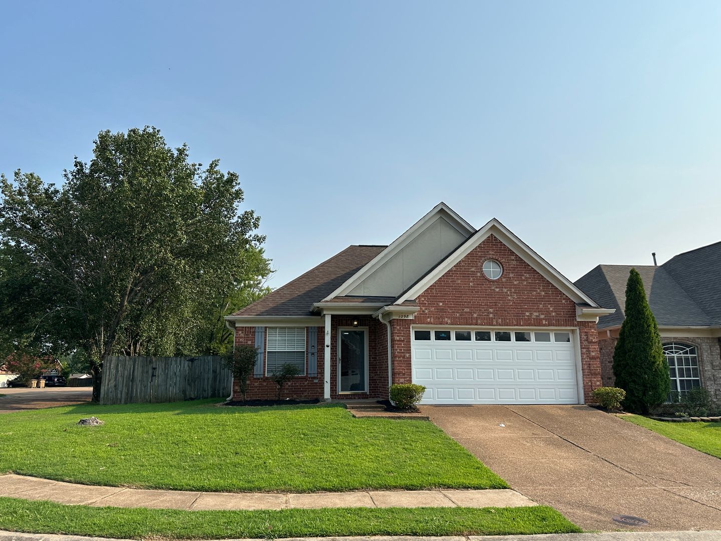 Lovely Cordova Home Fresh Paint And New Carpet Fenced Backyard And Eat In Kitchen Pets Are Welcome Fees Apply – photo 1 of 200
