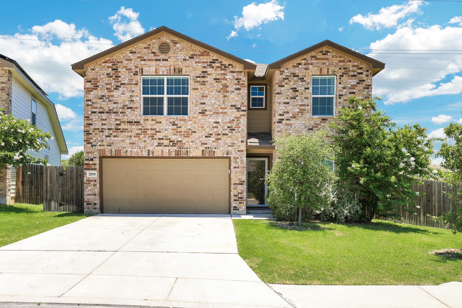 Move In Special Two Weeks Free Exquisite Two Story Residence With Office Serene Backyard Retreat – photo 1