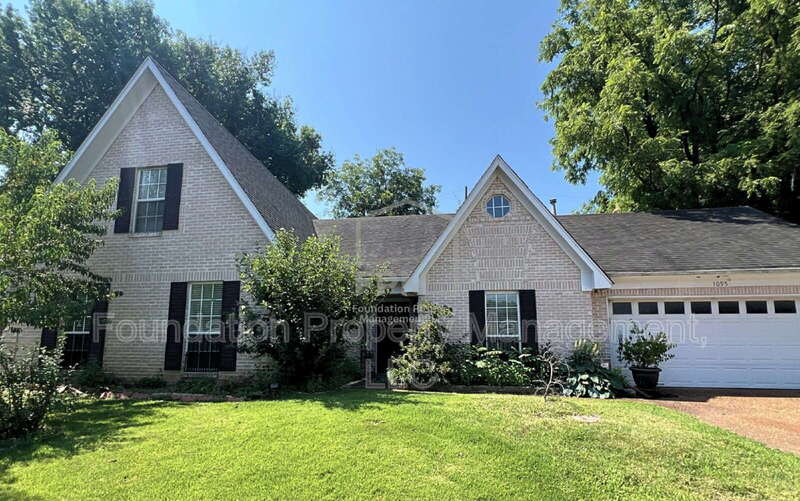 1095 Carriage Drive South – photo 1