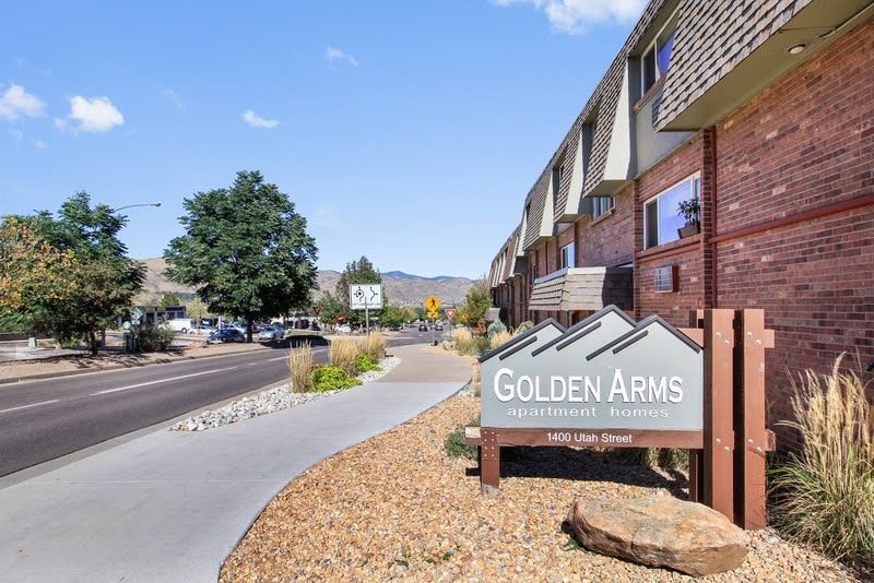 Golden Arms – photo 1 of 12