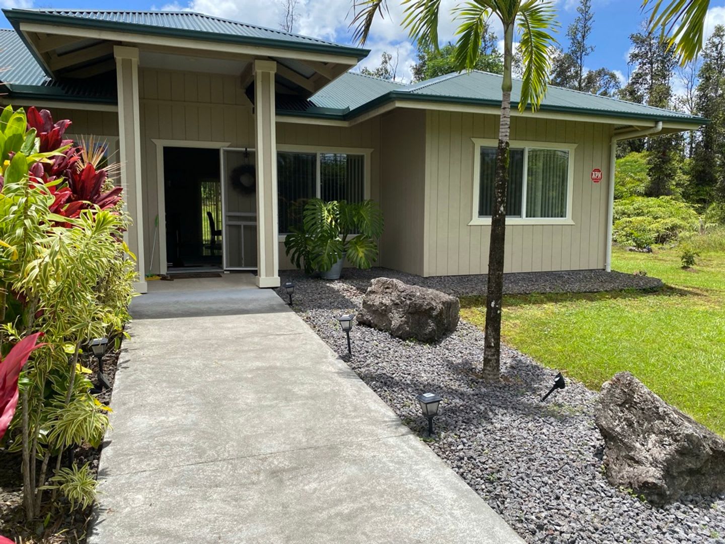 3/2 Furnished &amp; Pet Friendly-Hawaiian Paradise Park – photo 1 of 12