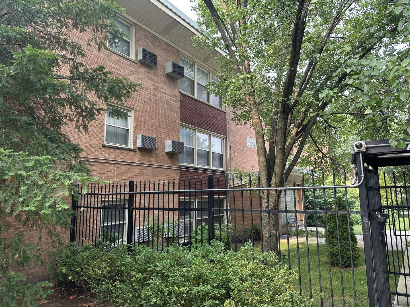 7526 N RIDGE Boulevard – photo 1