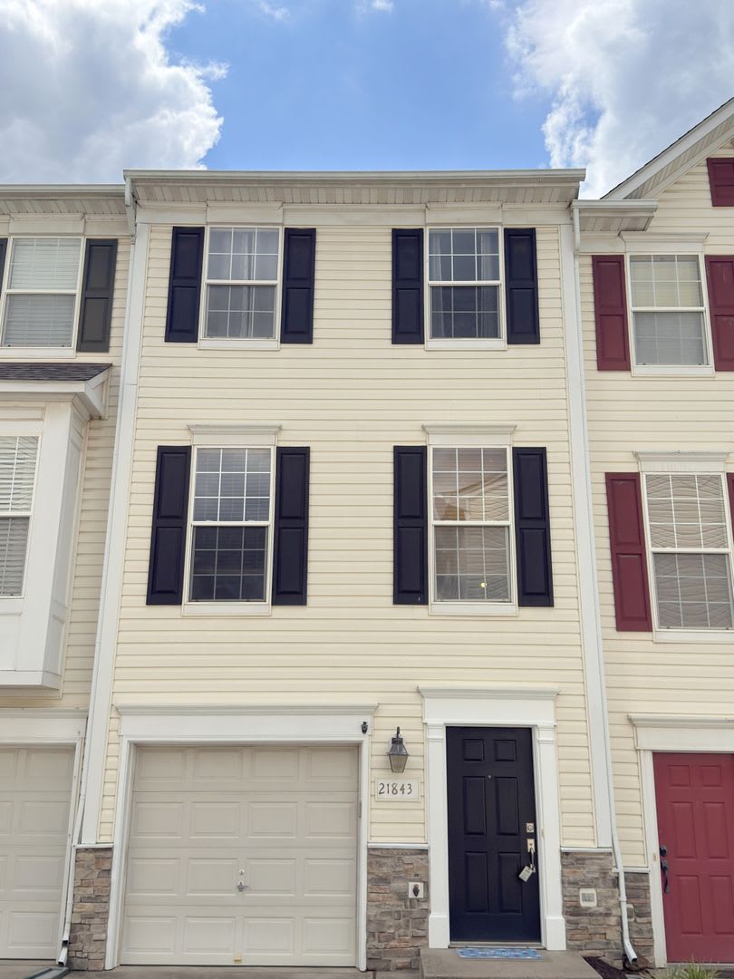 2 Bedroom, 2.5 Bath Garage Townhouse In Ashburn for Rent! – photo 1