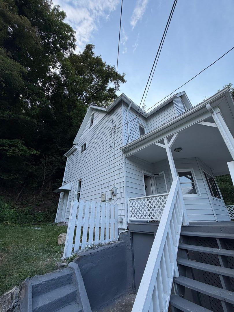 Charming 3Br Home In Wilmerding Section 8 Considered – photo 1 of 50