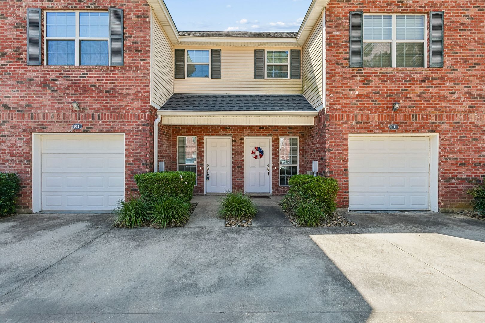 3Br 2 5Ba Townhome Garage Backyard Great Schools – photo 1
