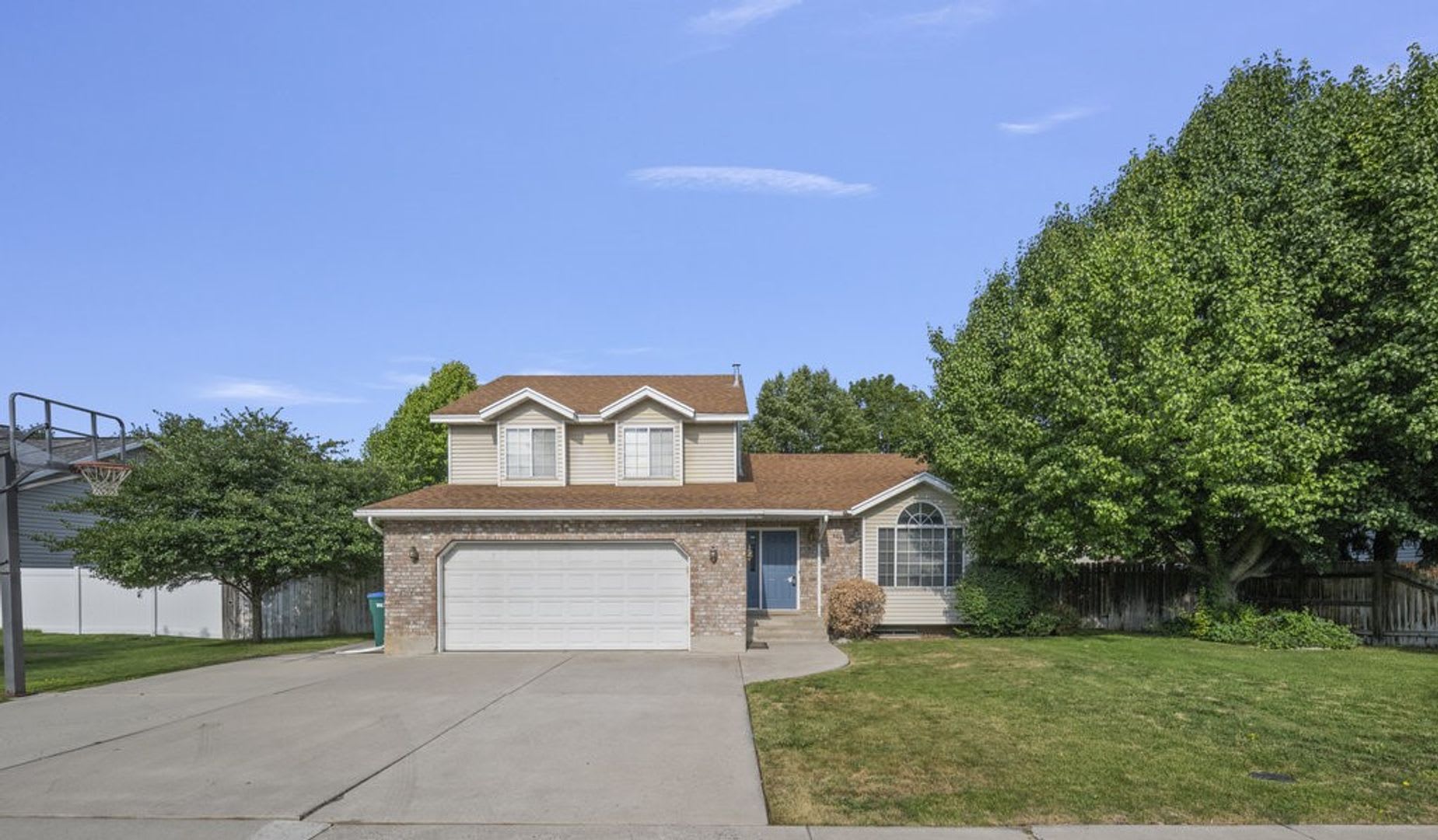 Beautiful 4 Bedroom 3.5 Bath House for Rent in Orem! – photo 1